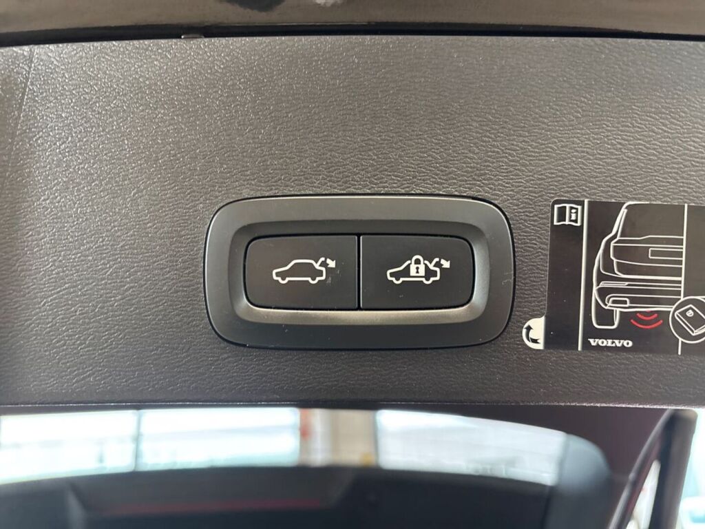 Volvo XC40 2020 Musta
