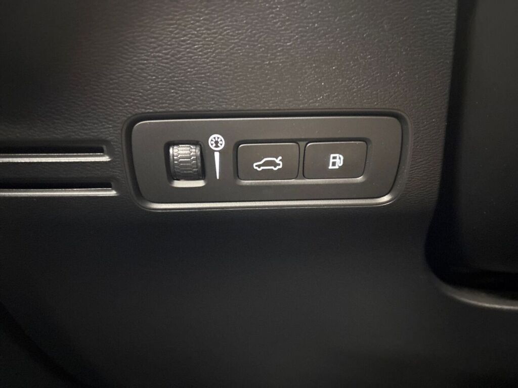 Volvo XC40 2020 Musta