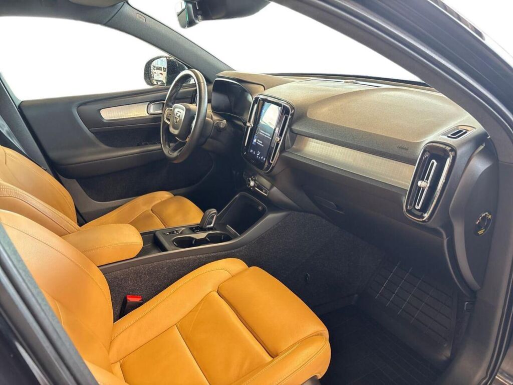 Volvo XC40 2020 Musta