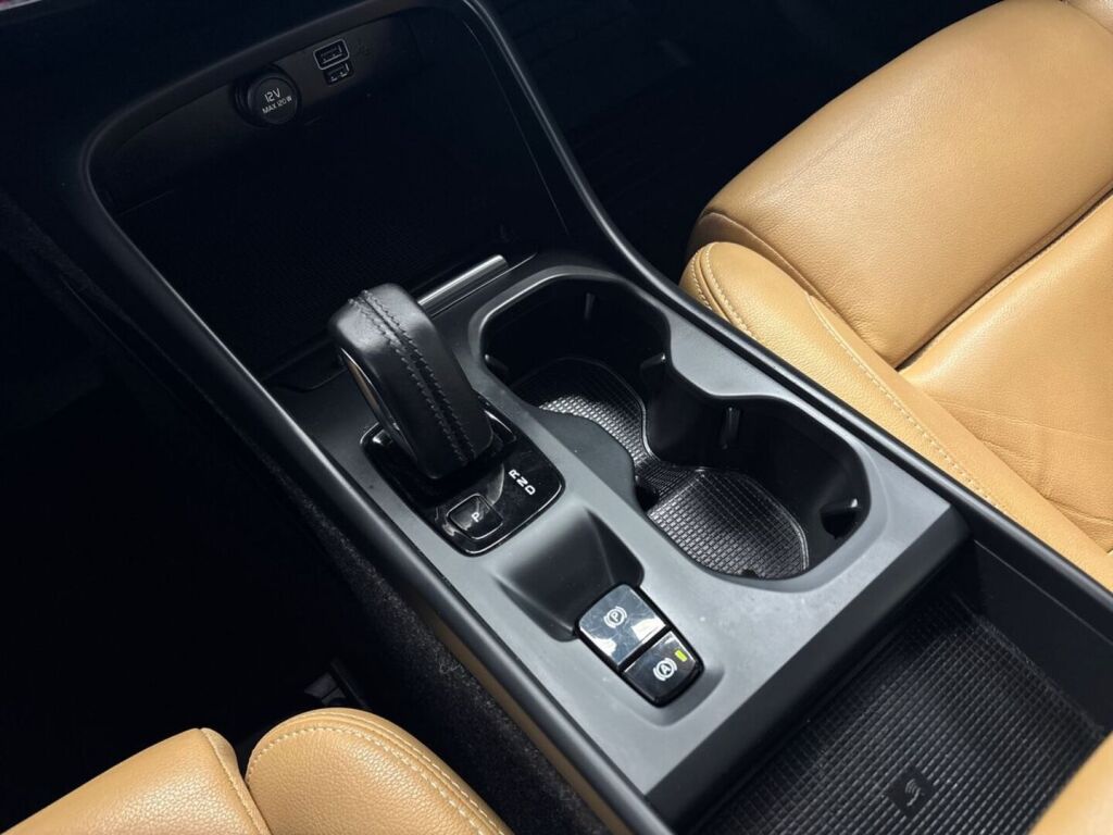 Volvo XC40 2020 Musta
