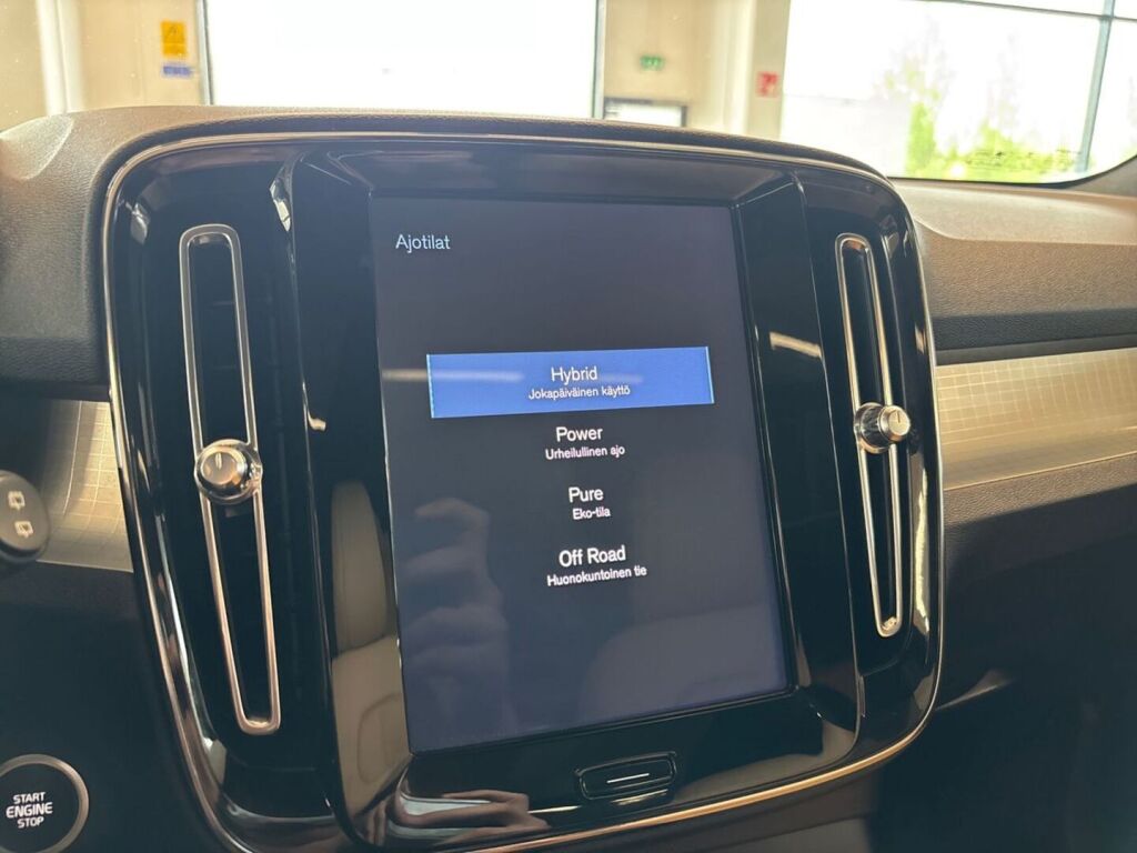 Volvo XC40 2020 Musta