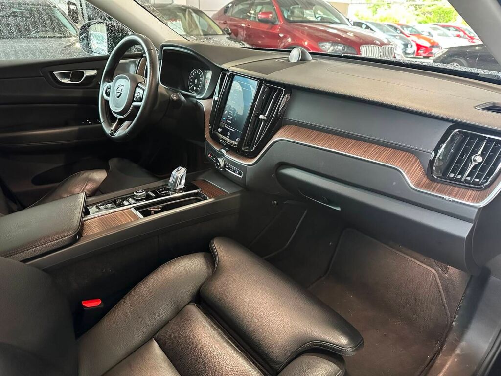 Volvo XC60 2019 Musta