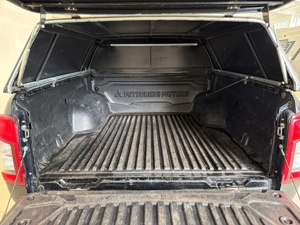 Mitsubishi L200 2020 Musta