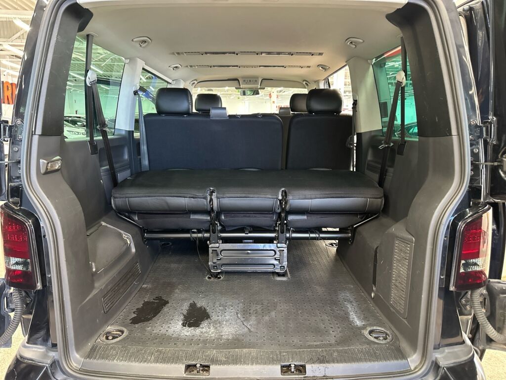 Volkswagen Caravelle 2012 Musta