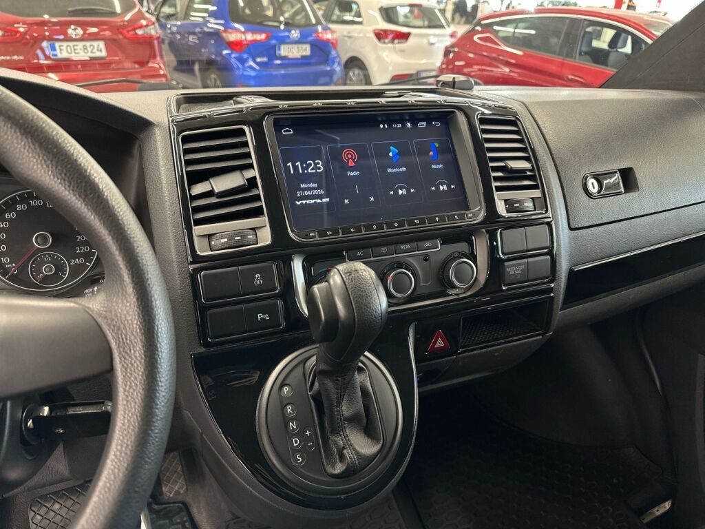 Volkswagen Caravelle 2012 Musta