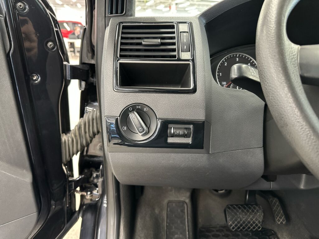 Volkswagen Caravelle 2012 Musta