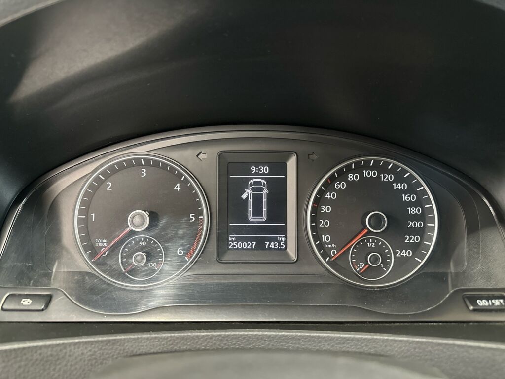 Volkswagen Caravelle 2012 Musta
