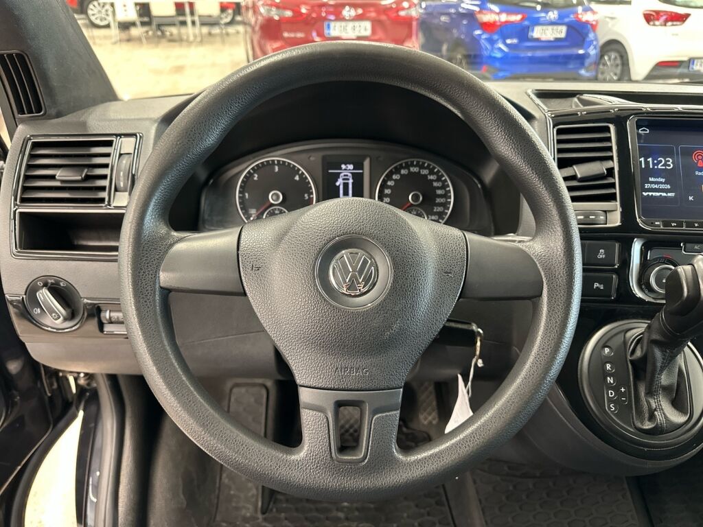 Volkswagen Caravelle 2012 Musta