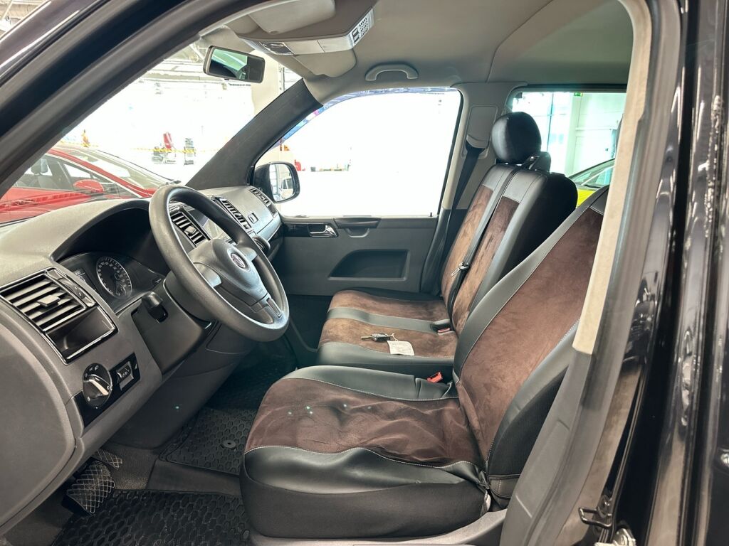 Volkswagen Caravelle 2012 Musta