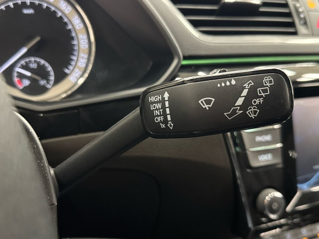 Skoda Superb 2015 Valkoinen