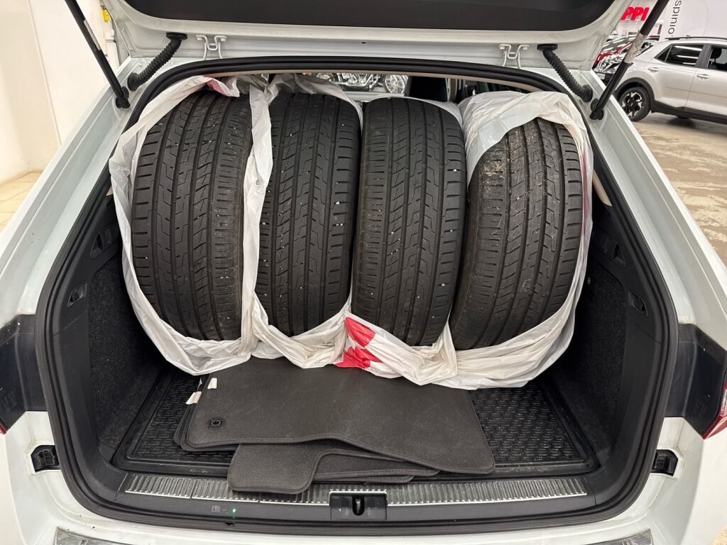 Skoda Superb 2015 Valkoinen