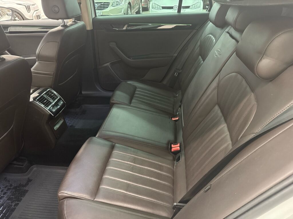 Skoda Superb 2015 Valkoinen