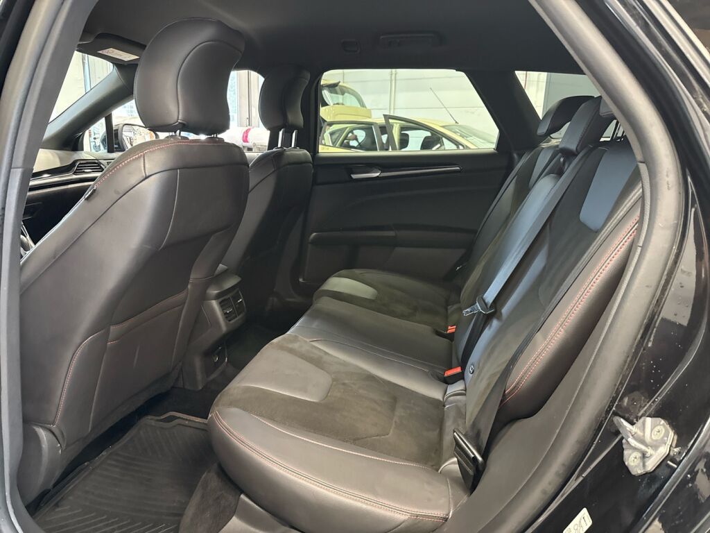 Ford Mondeo 2022 Musta