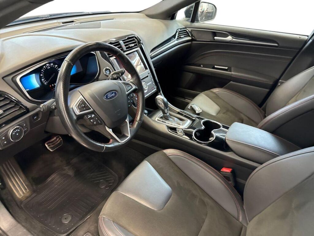 Ford Mondeo 2022 Musta