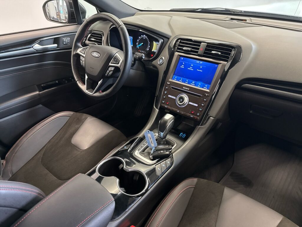 Ford Mondeo 2022 Musta