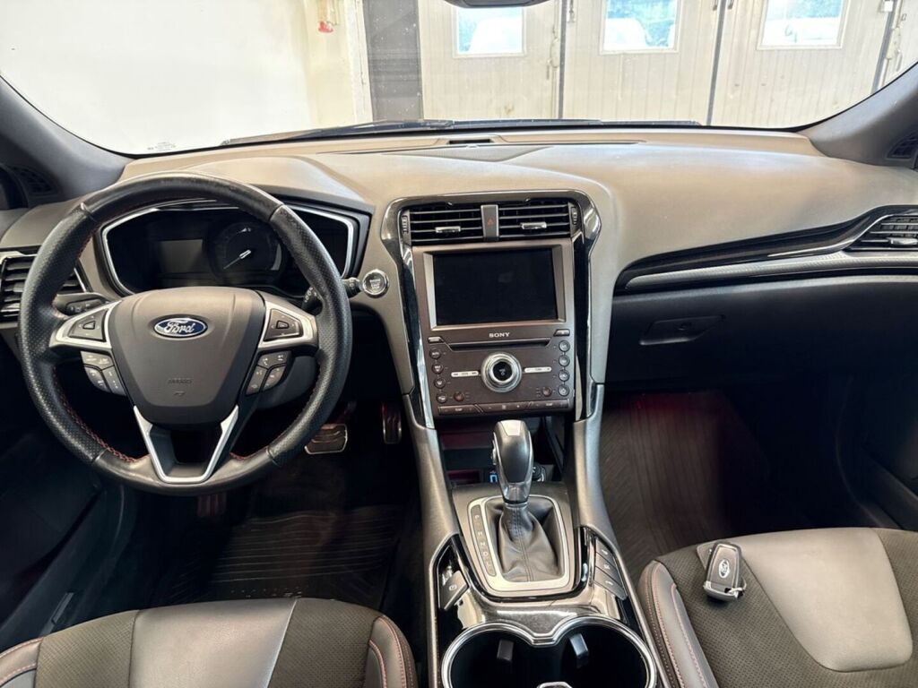 Ford Mondeo 2022 Musta
