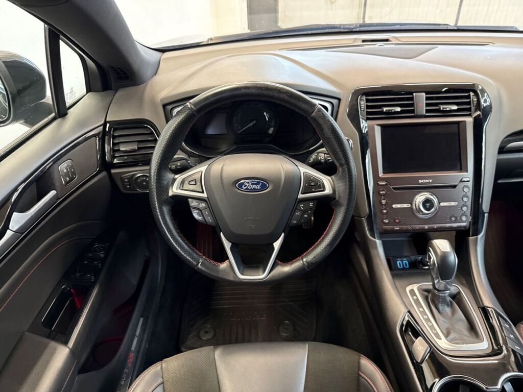 Ford Mondeo 2022 Musta
