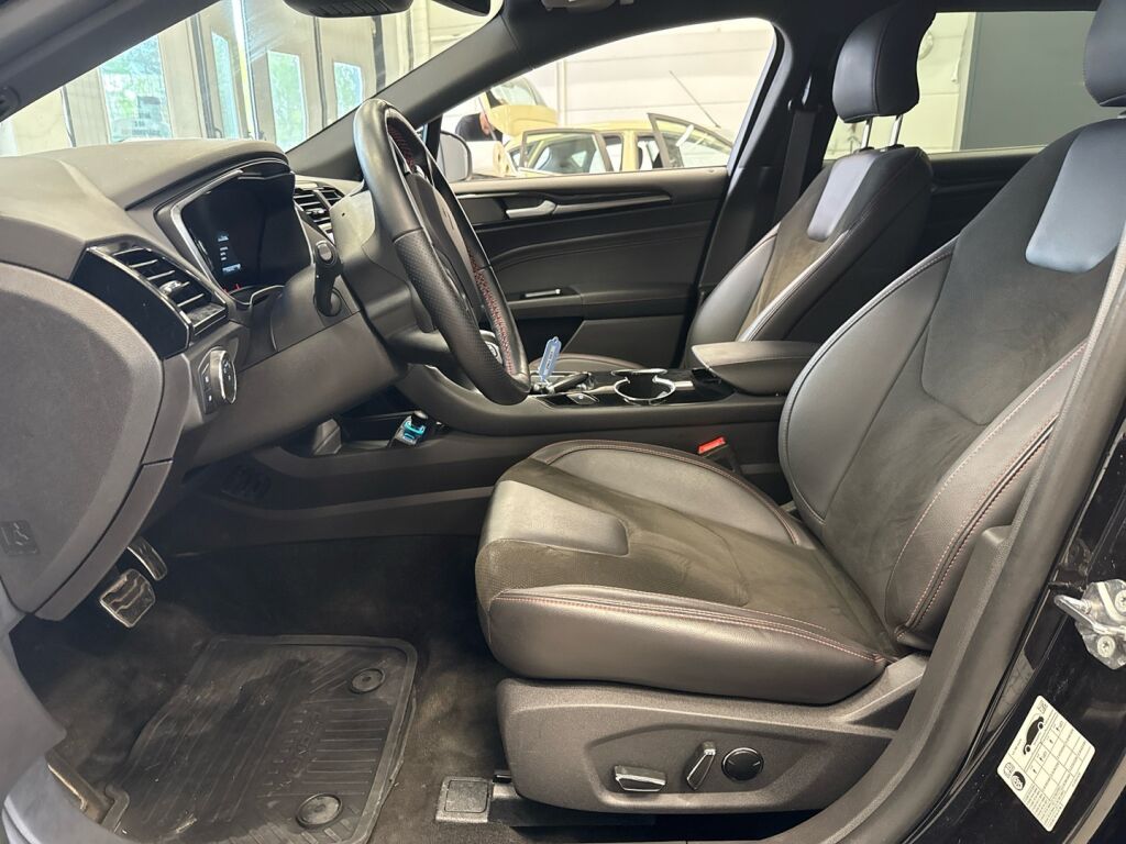Ford Mondeo 2022 Musta