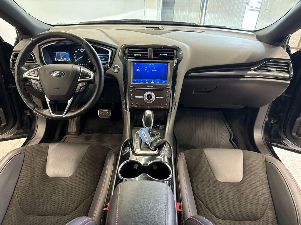Ford Mondeo 2022 Musta