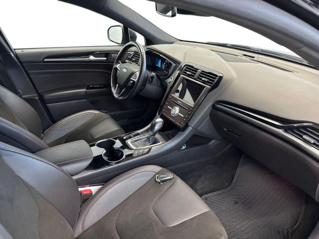 Ford Mondeo 2022 Musta