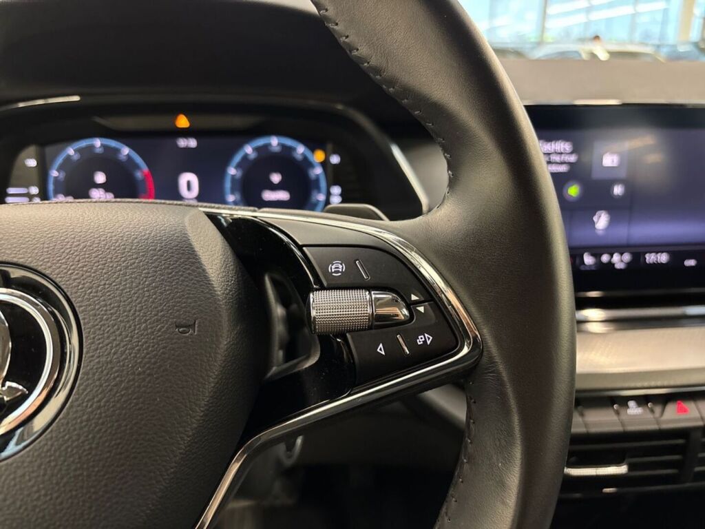 Skoda Octavia 2022 Musta