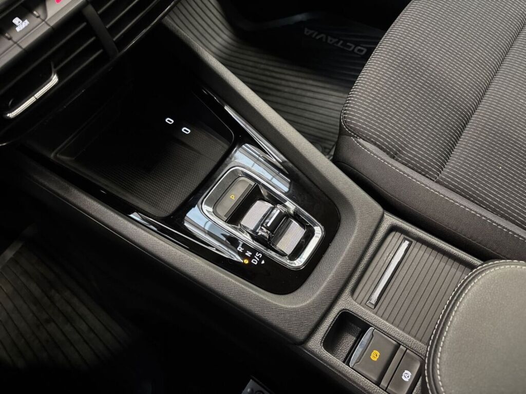 Skoda Octavia 2022 Musta