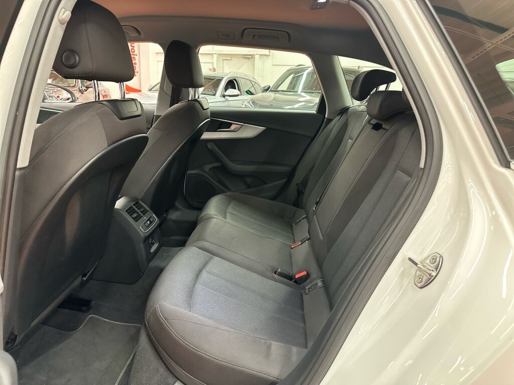 Audi A4 2022 Valkoinen