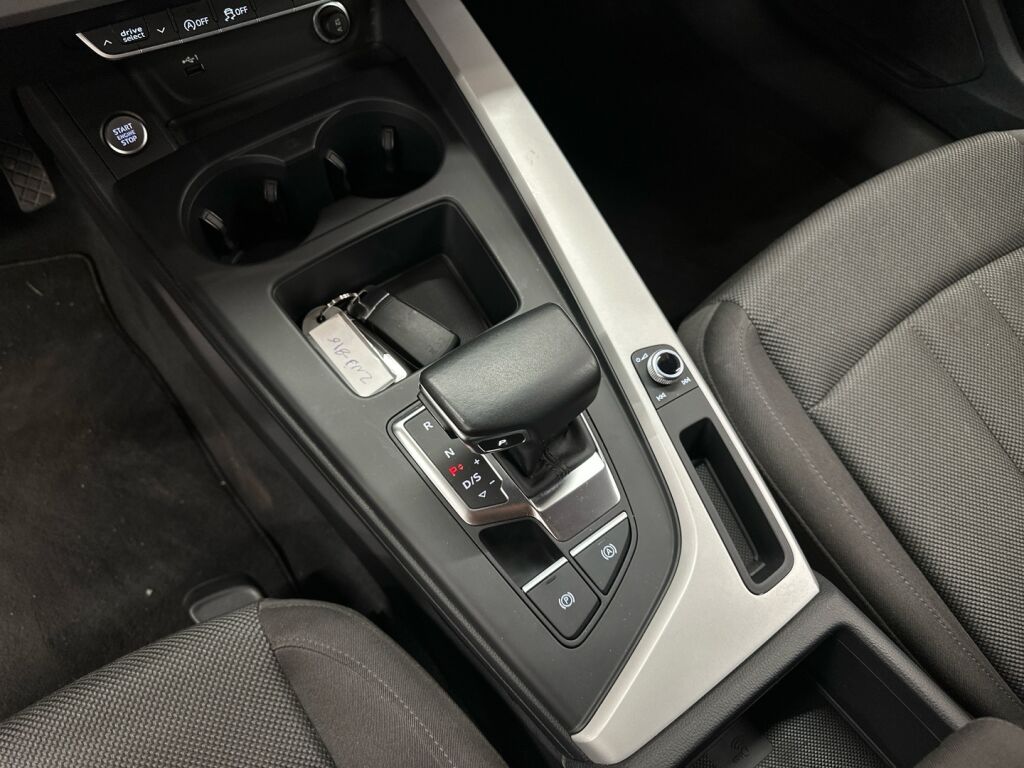 Audi A4 2022 Valkoinen