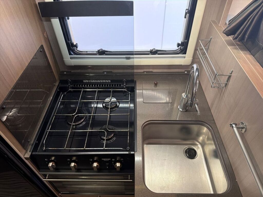 Adria MATRIX SUPREME M 667 SPS ALDE 2014 Harmaa
