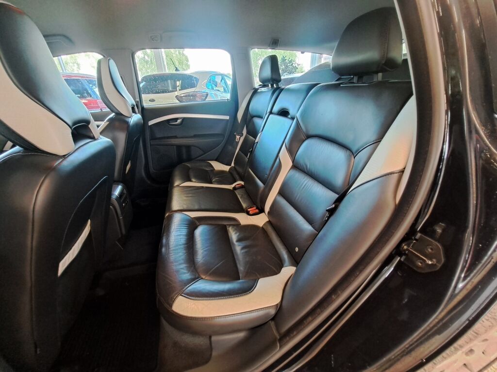 Volvo V70 2010 Musta