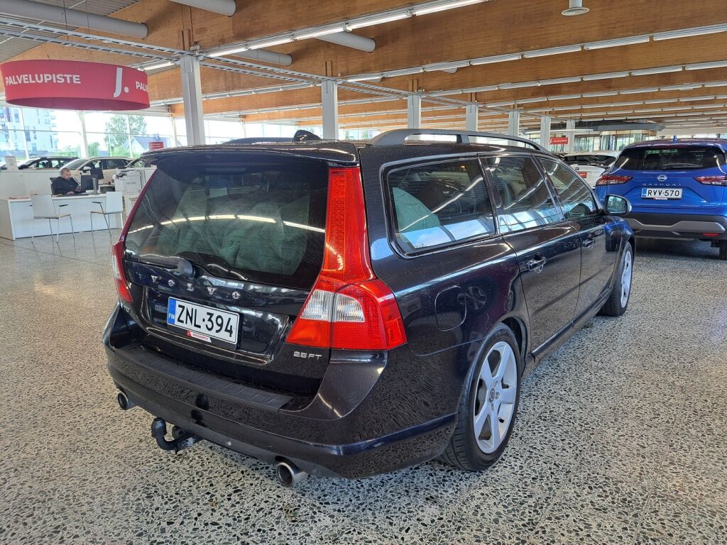 Volvo V70 2010 Musta