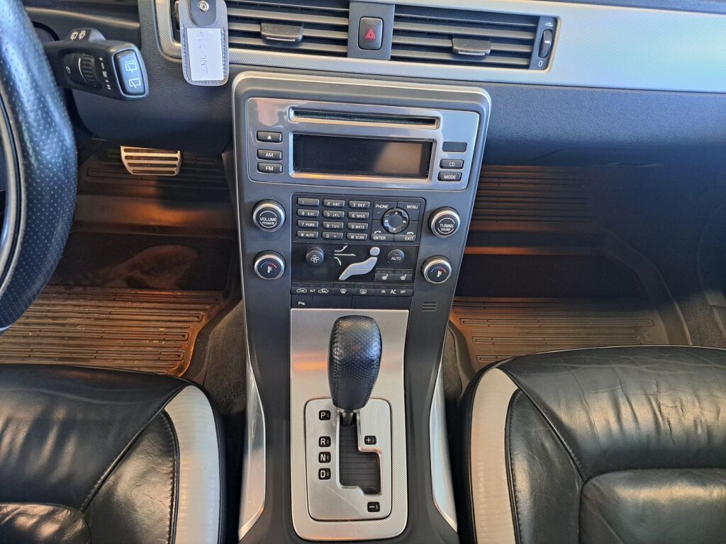 Volvo V70 2010 Musta