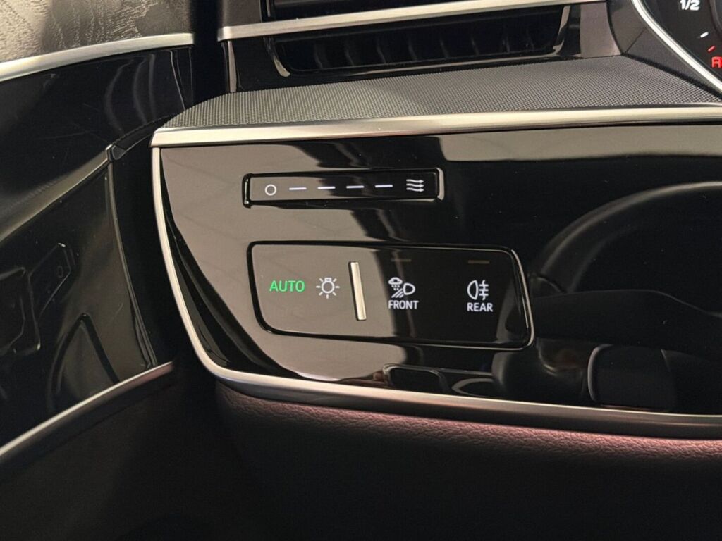 Audi A8 2020 Harmaa