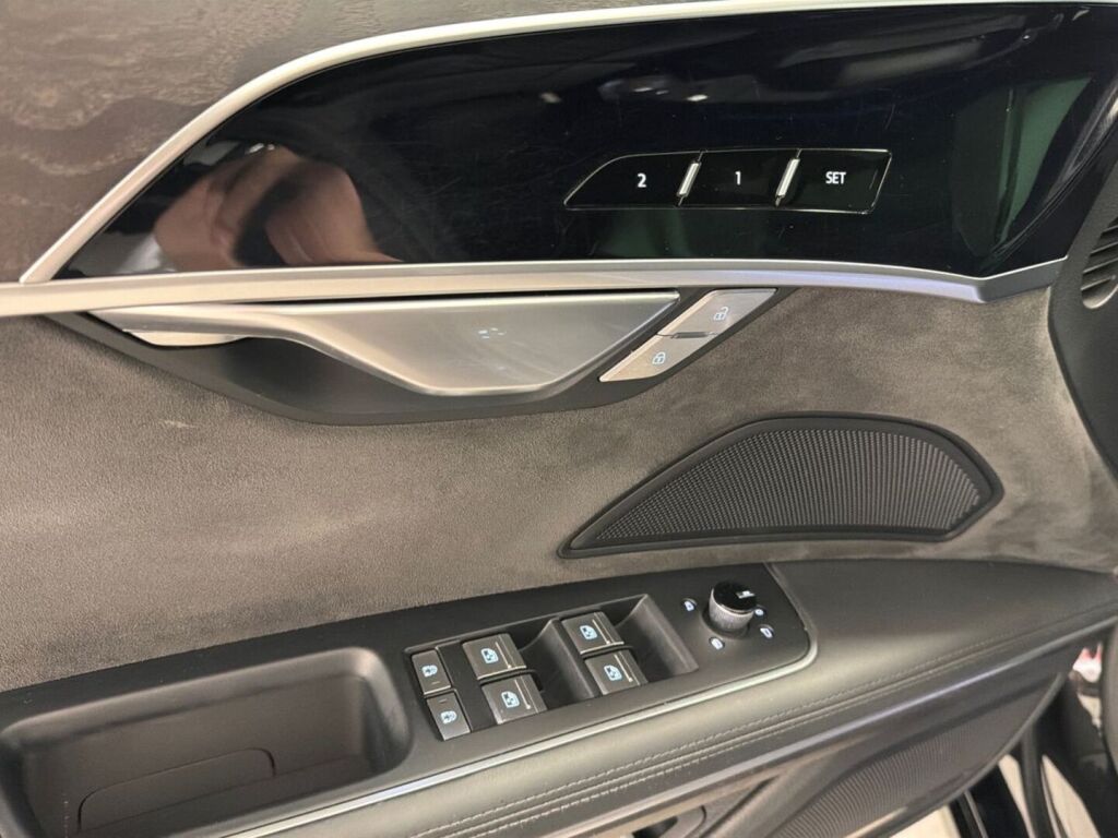 Audi A8 2020 Harmaa