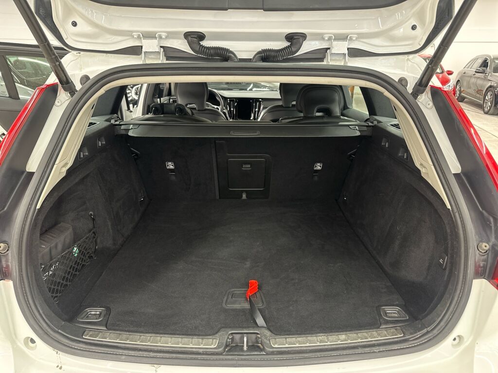 Volvo V60 2021 Valkoinen
