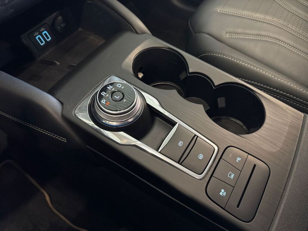 Ford Kuga 2021 Musta