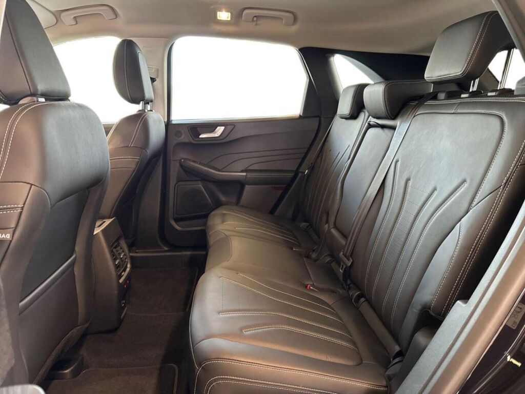 Ford Kuga 2021 Musta