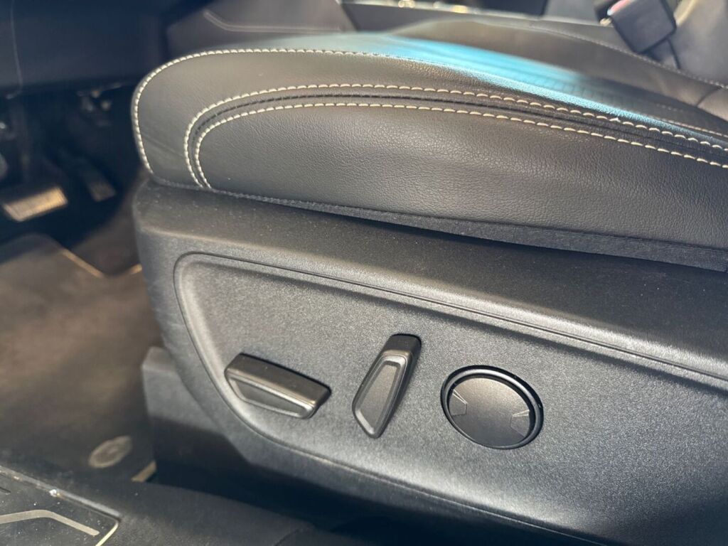 Ford Kuga 2021 Musta