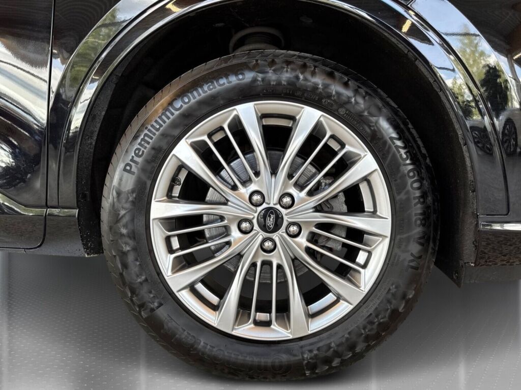 Ford Kuga 2021 Musta