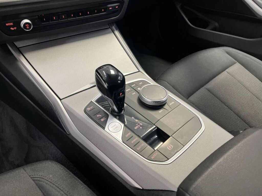 BMW 320 2021 Musta