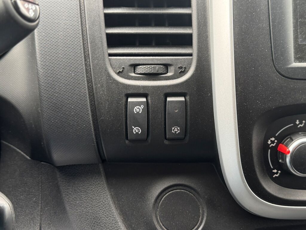 Renault Trafic 2021 Valkoinen