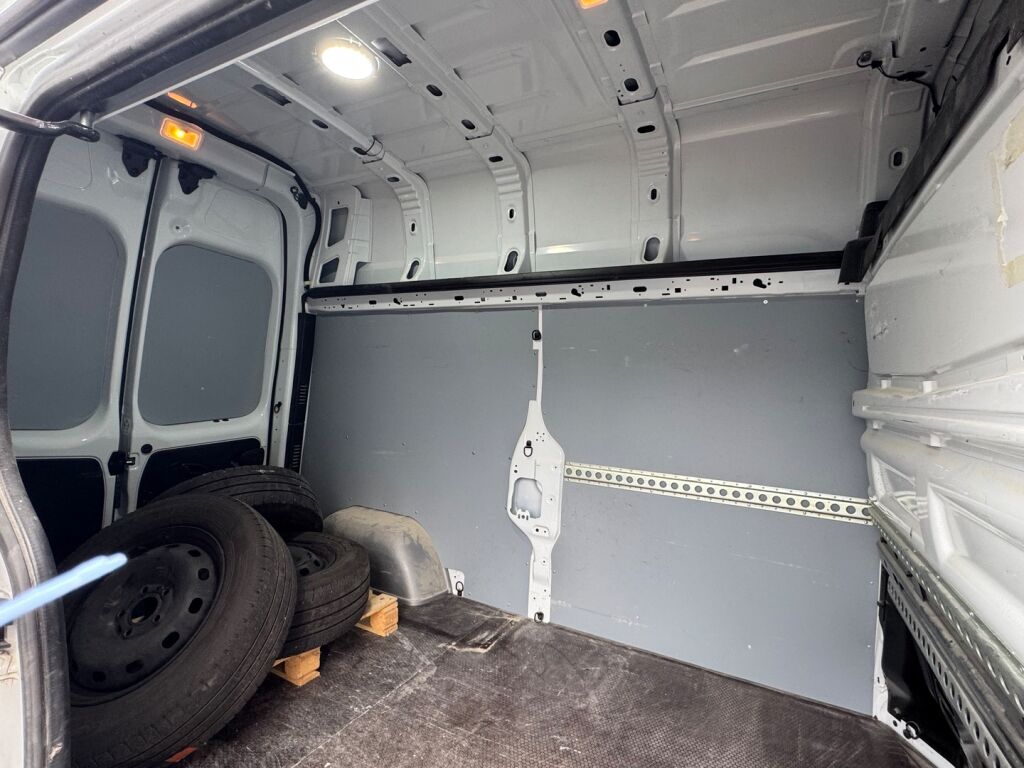 Renault Trafic 2021 Valkoinen