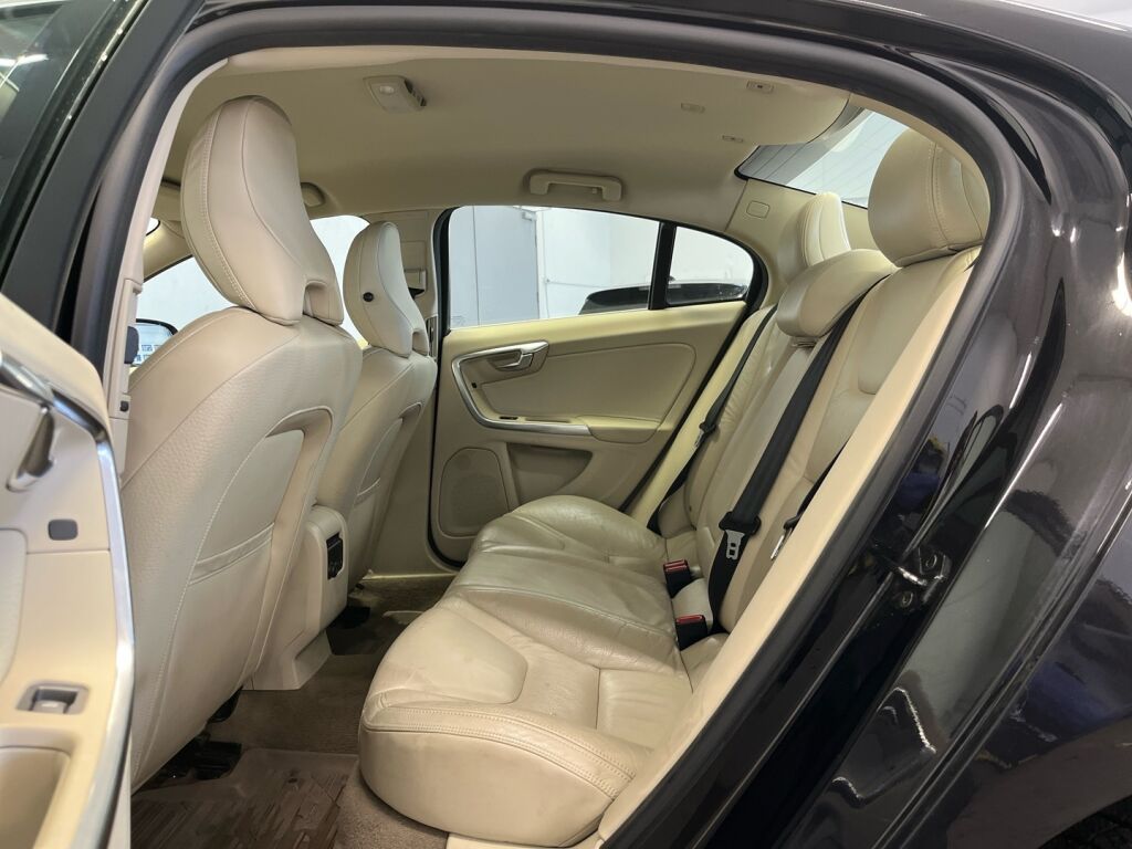 Volvo S60 2011 Musta