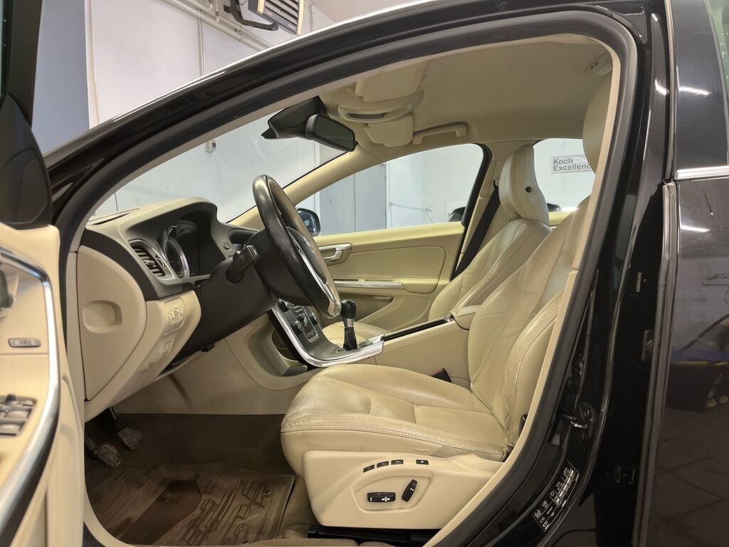 Volvo S60 2011 Musta