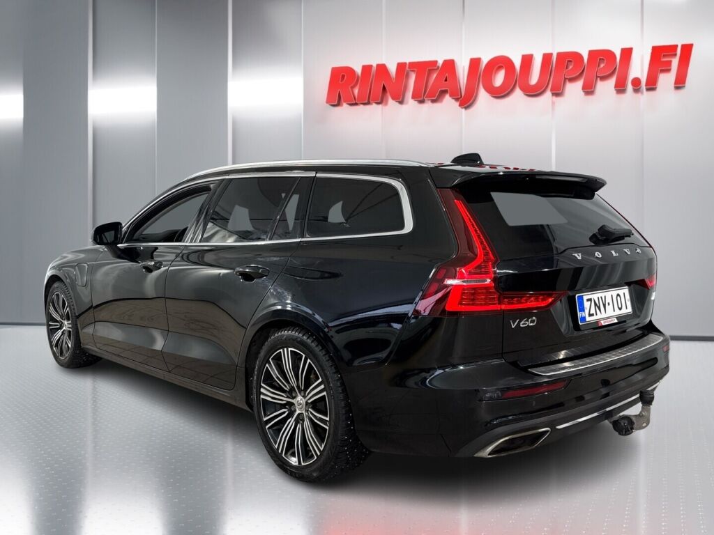 Volvo V60 2022 Musta
