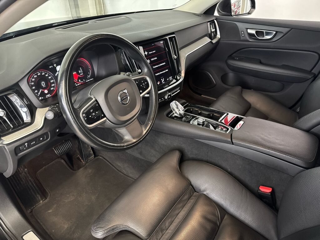 Volvo V60 2022 Musta