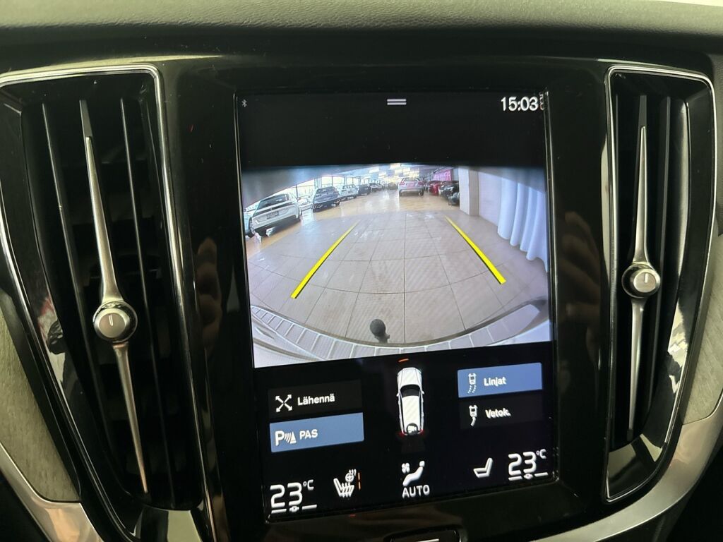 Volvo V60 2022 Musta