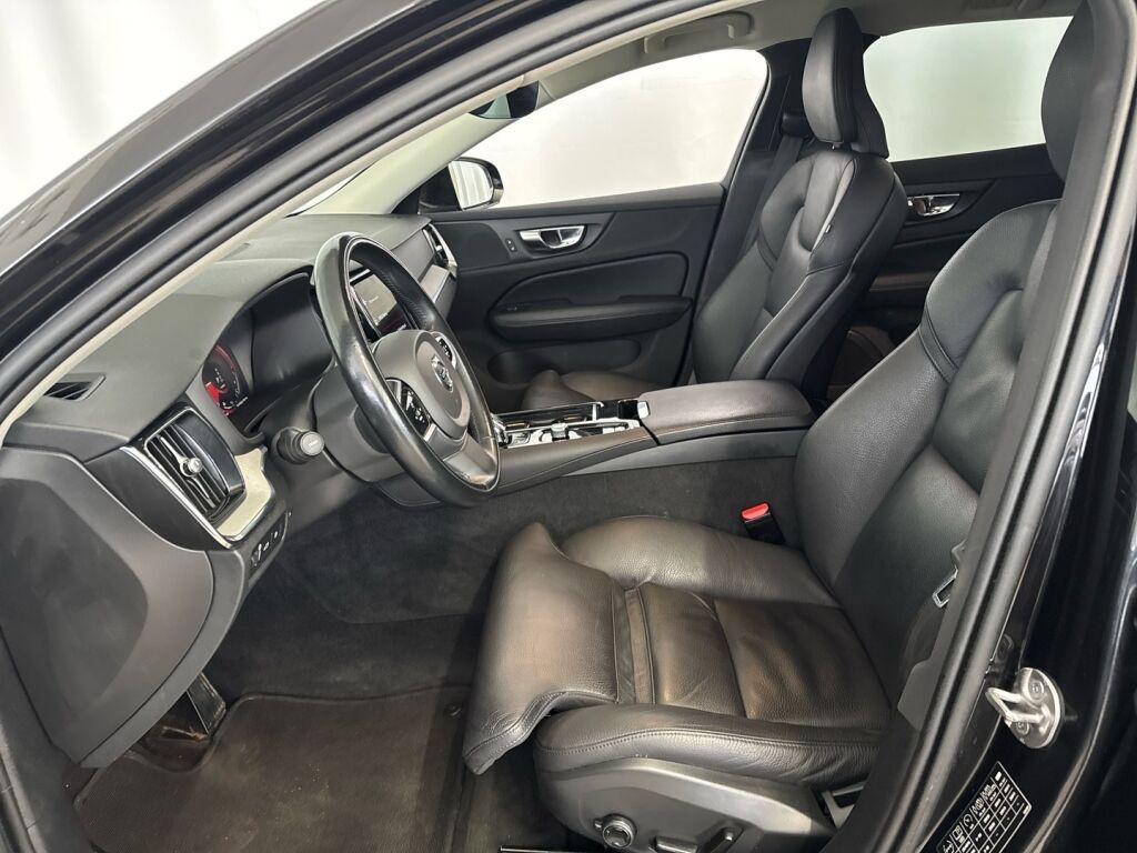 Volvo V60 2022 Musta