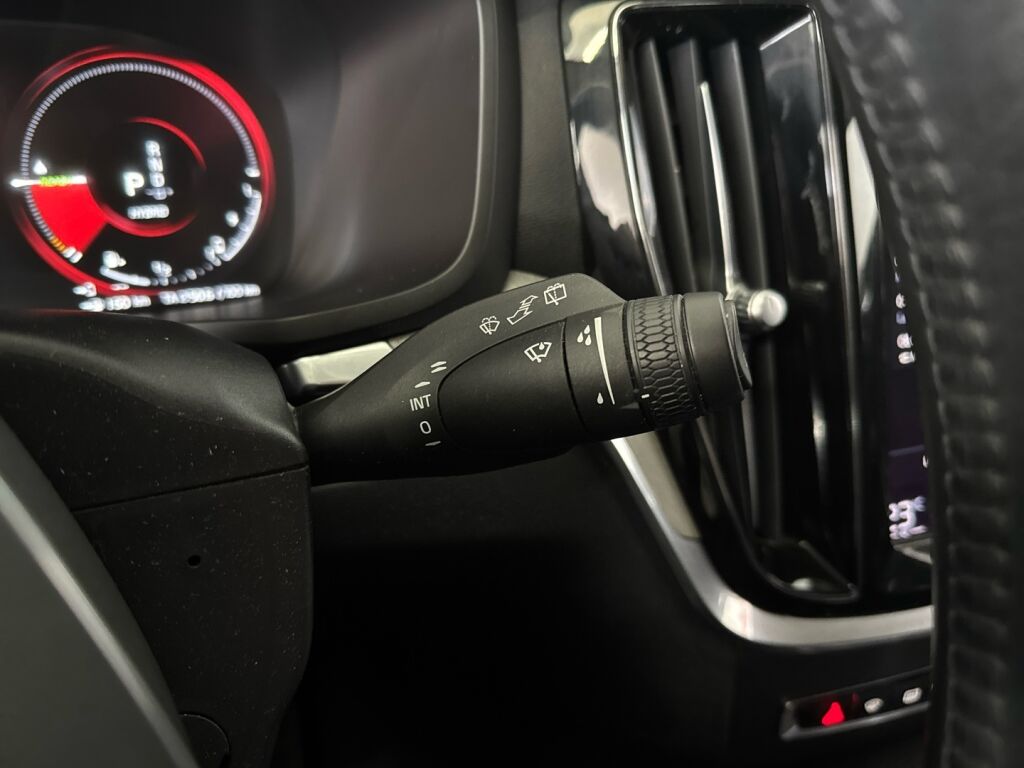 Volvo V60 2022 Musta