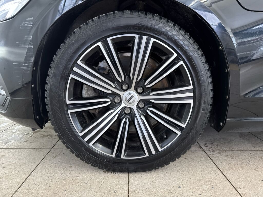 Volvo V60 2022 Musta